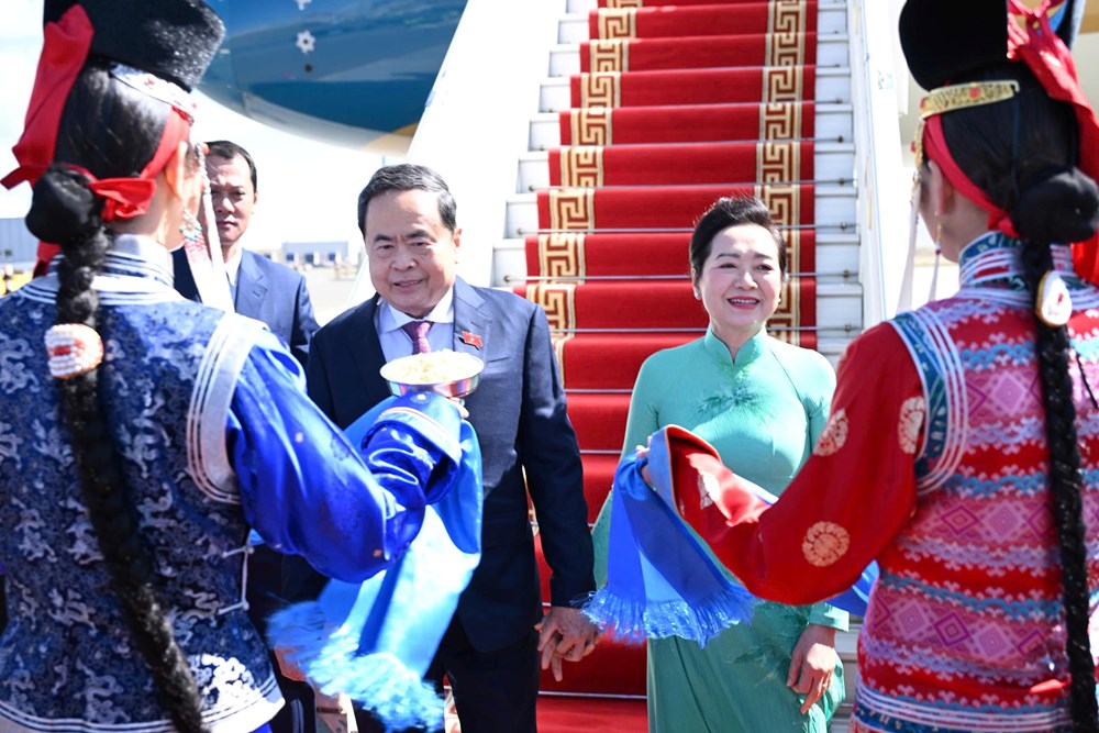 Chủ tịch Quốc hội Trần Thanh Mẫn và phu nhân tới Ulaanbaatar, bắt đầu chuyến thăm chính thức Mông Cổ - ảnh 2