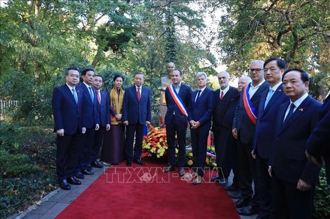 Tổng Bí thư, Chủ tịch nước Tô Lâm dâng hoa tại Tượng Chủ tịch Hồ Chí Minh ở TP Montreuil (Pháp) - ảnh 1