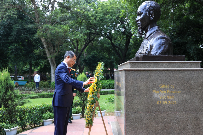 Thủ tướng Lê Minh Hưng dâng hoa tại tượng Chủ tịch Hồ Chí Minh tại New Delhi - ảnh 1