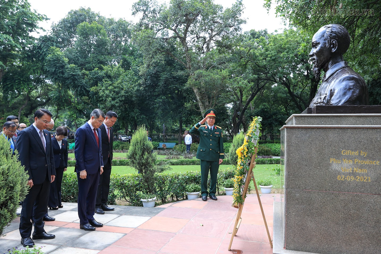 Thủ tướng Lê Minh Hưng dâng hoa tại tượng Chủ tịch Hồ Chí Minh tại New Delhi - ảnh 2