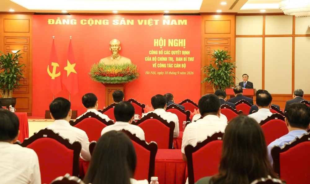 Công bố 12 quyết định của Bộ Chính trị, Ban Bí thư về công tác cán bộ - ảnh 2