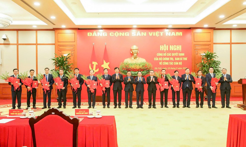 Công bố 12 quyết định của Bộ Chính trị, Ban Bí thư về công tác cán bộ - ảnh 1