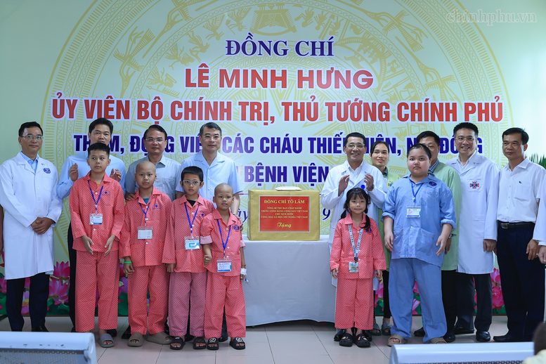 Thủ tướng trao quà của Tổng Bí thư, Chủ tịch nước Tô Lâm tặng các bệnh nhi ung thư - ảnh 2