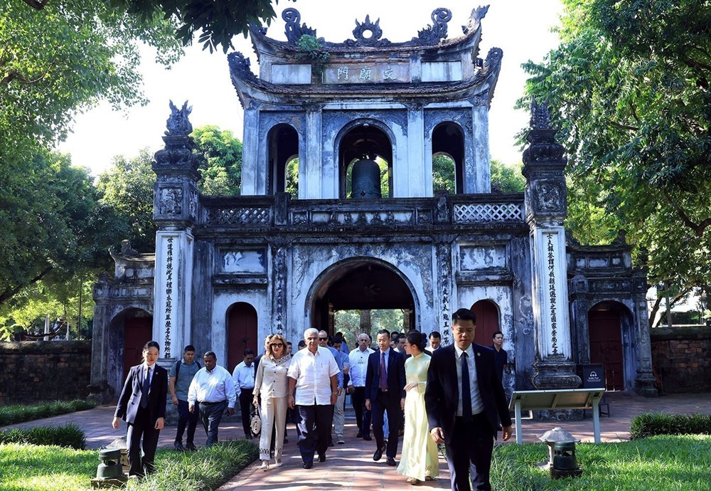 Tổng thống Panama cùng phu nhân tham quan Di tích quốc gia đặc biệt Văn Miếu - Quốc Tử Giám - ảnh 1