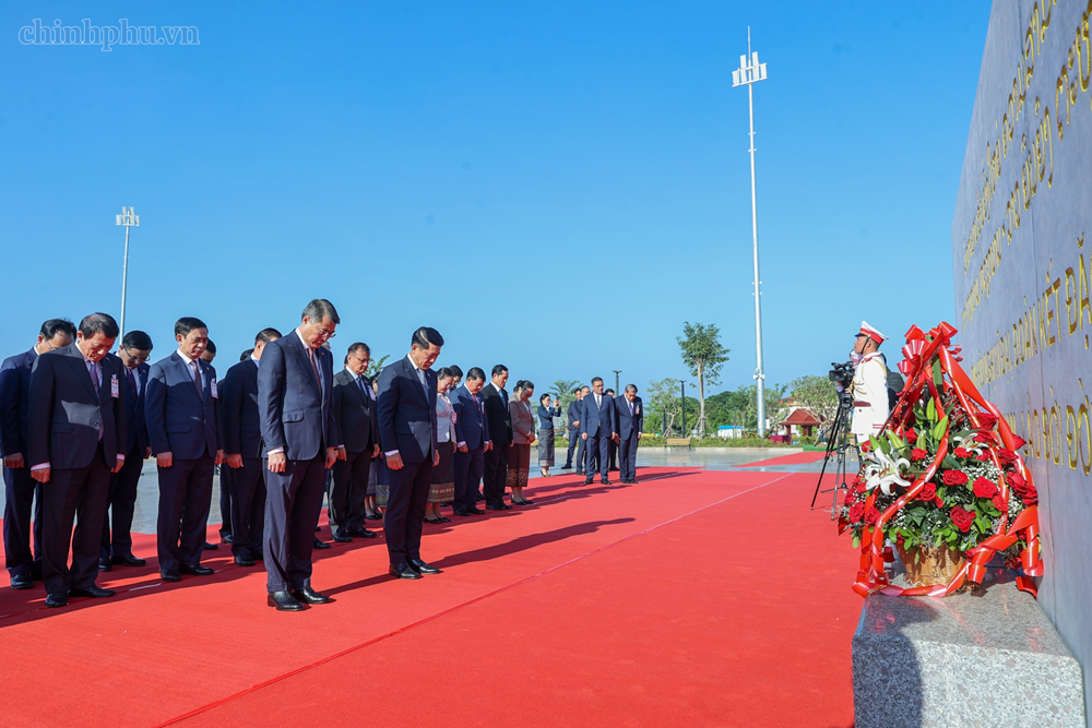 Thủ tướng Việt Nam và Lào thăm và dâng hoa tưởng niệm tại Công viên hữu nghị Lào - Việt Nam - ảnh 1