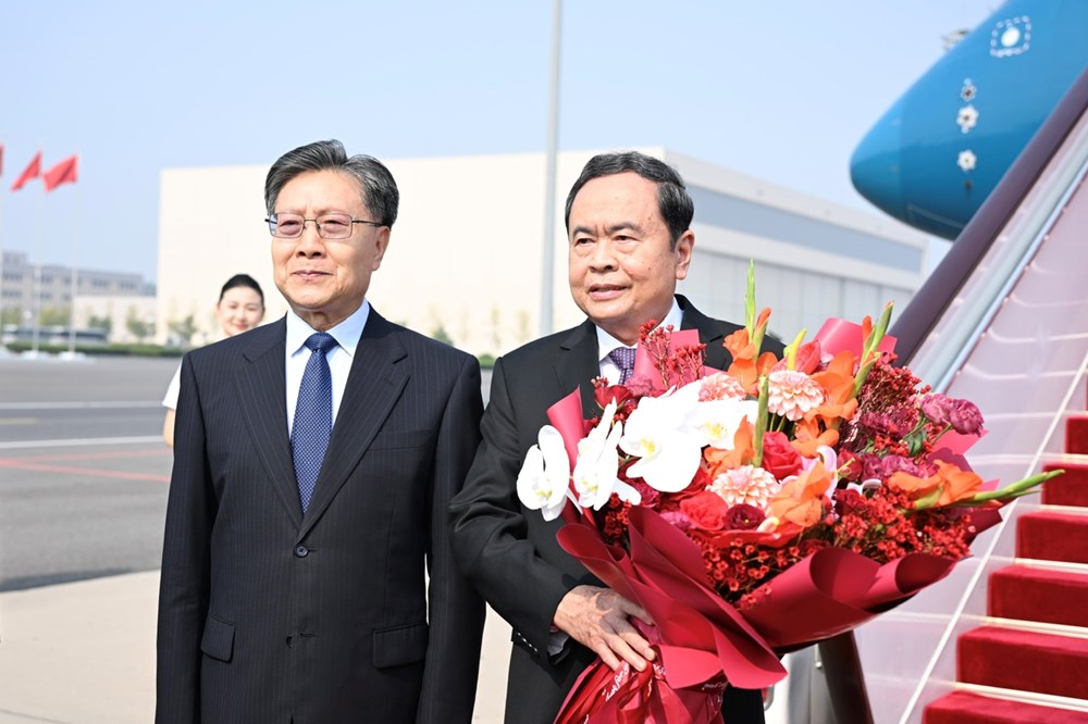 Chủ tịch Quốc hội Trần Thanh Mẫn tới thủ đô Bắc Kinh, bắt đầu chuyến thăm chính thức Trung Quốc   - ảnh 1