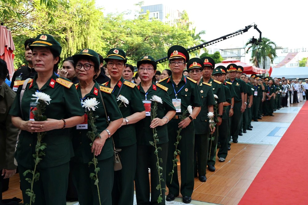 Trang trọng lễ viếng, truy điệu và an táng 731 hài cốt liệt sĩ - ảnh 3