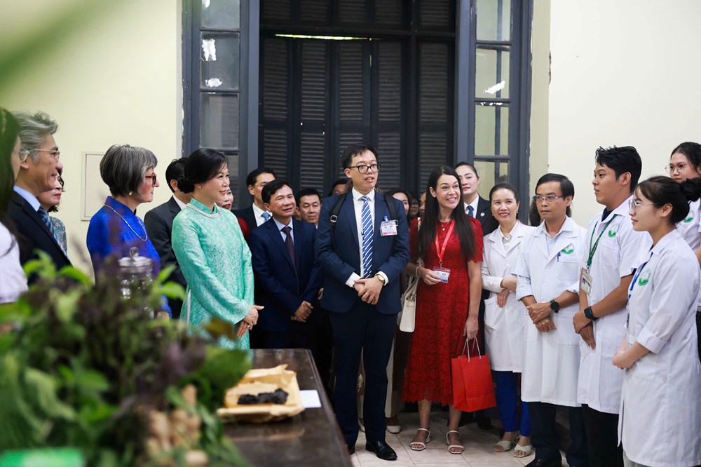 Phu nhân Tổng Bí thư, Chủ tịch nước Tô Lâm và phu nhân Tổng thống Thụy Sĩ thăm Trường Đại học Dược Hà Nội, tìm hiểu thảo dược của Việt Nam - ảnh 3