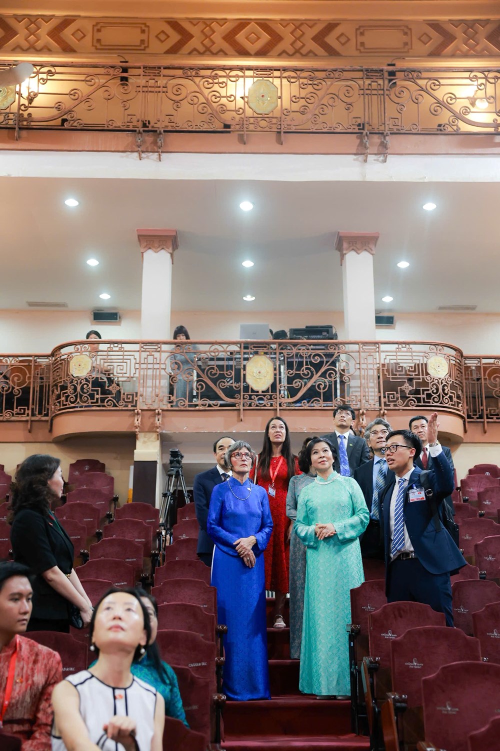 Phu nhân Tổng Bí thư, Chủ tịch nước Tô Lâm và phu nhân Tổng thống Thụy Sĩ thăm Trường Đại học Dược Hà Nội, tìm hiểu thảo dược của Việt Nam - ảnh 2