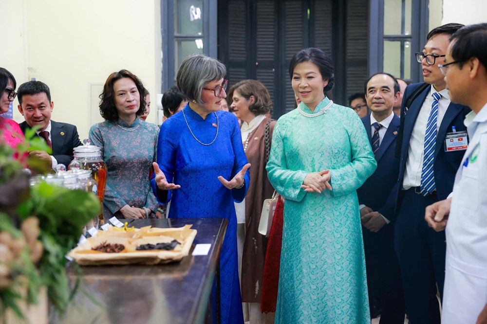 Phu nhân Tổng Bí thư, Chủ tịch nước Tô Lâm và phu nhân Tổng thống Thụy Sĩ thăm Trường Đại học Dược Hà Nội, tìm hiểu thảo dược của Việt Nam - ảnh 6