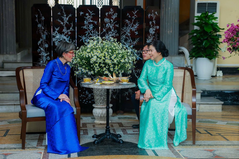 Phu nhân Tổng Bí thư, Chủ tịch nước Tô Lâm và phu nhân Tổng thống Thụy Sĩ thăm Trường Đại học Dược Hà Nội, tìm hiểu thảo dược của Việt Nam - ảnh 7