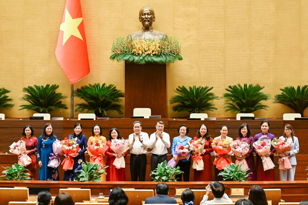 Thủ tướng Chính phủ và Chủ tịch Quốc hội gặp mặt các nữ đại biểu Quốc hội khóa XVI - ảnh 1
