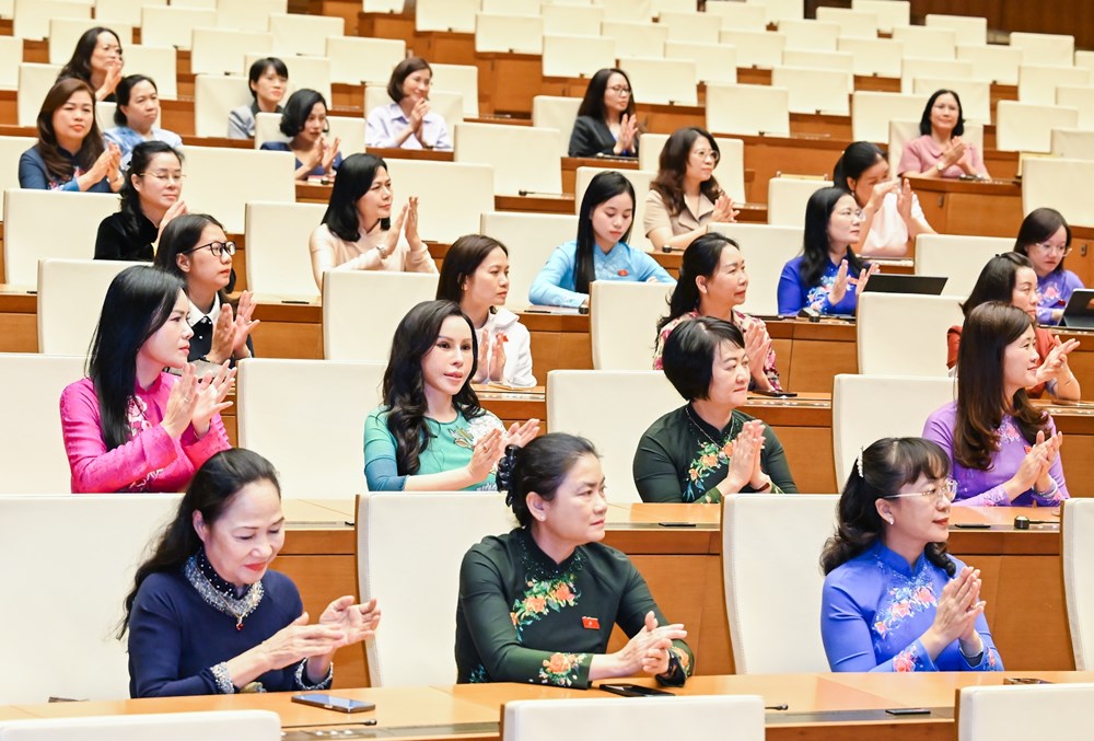 Thủ tướng Chính phủ và Chủ tịch Quốc hội gặp mặt các nữ đại biểu Quốc hội khóa XVI - ảnh 4