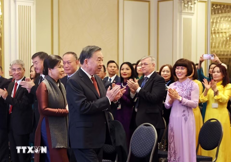 Tổng Bí thư, Chủ tịch nước Tô Lâm và phu nhân gặp đại diện cộng đồng người Việt Nam tại châu Âu - ảnh 1