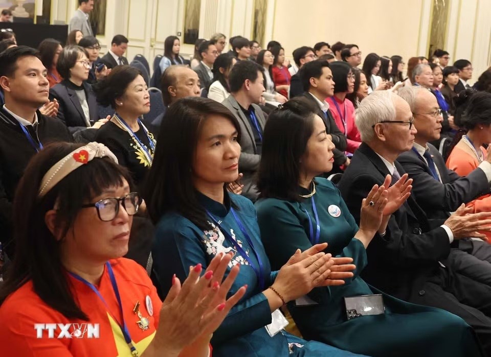 Tổng Bí thư, Chủ tịch nước Tô Lâm và phu nhân gặp đại diện cộng đồng người Việt Nam tại châu Âu - ảnh 3
