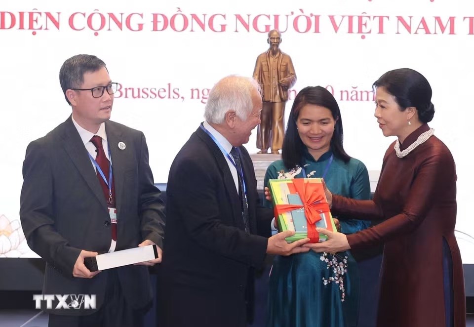 Tổng Bí thư, Chủ tịch nước Tô Lâm và phu nhân gặp đại diện cộng đồng người Việt Nam tại châu Âu - ảnh 5