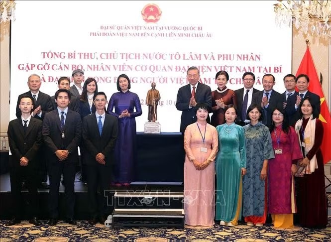 Tổng Bí thư, Chủ tịch nước Tô Lâm và phu nhân gặp đại diện cộng đồng người Việt Nam tại châu Âu - ảnh 4