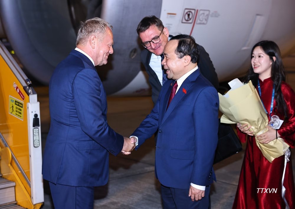 Thủ tướng Ba Lan Donald Tusk đến Hà Nội, thăm chính thức Việt Nam - ảnh 1