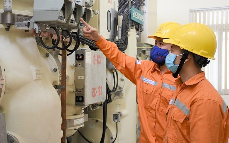 Phó Thủ tướng: Khẩn trương xem xét giảm giá điện từ 1.11, giảm thuế tiêu thụ đặc biệt với xăng về 0%  - ảnh 1