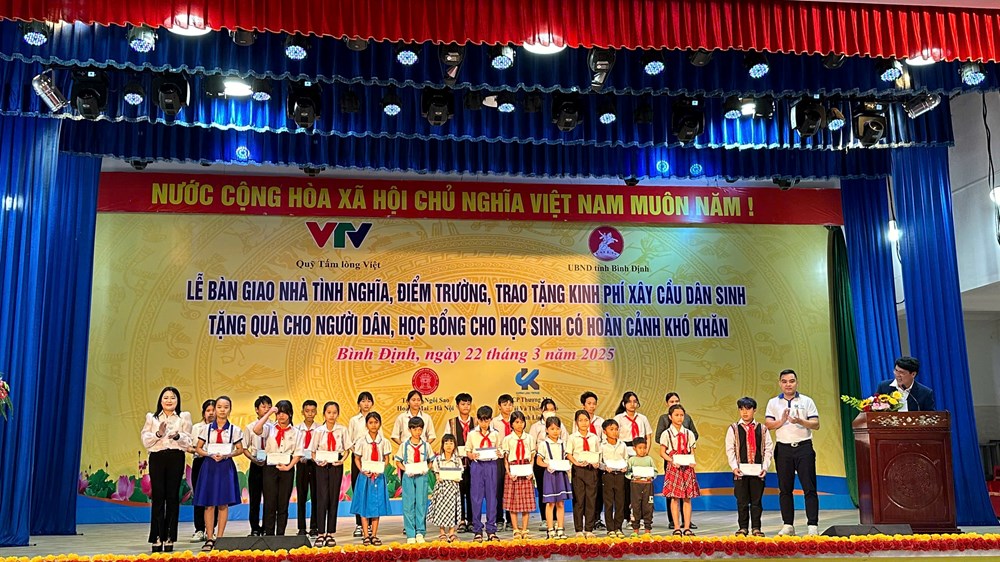 Quỹ tấm lòng Việt bàn giao nhà tình nghĩa, điểm trường tại Bình Định - ảnh 2