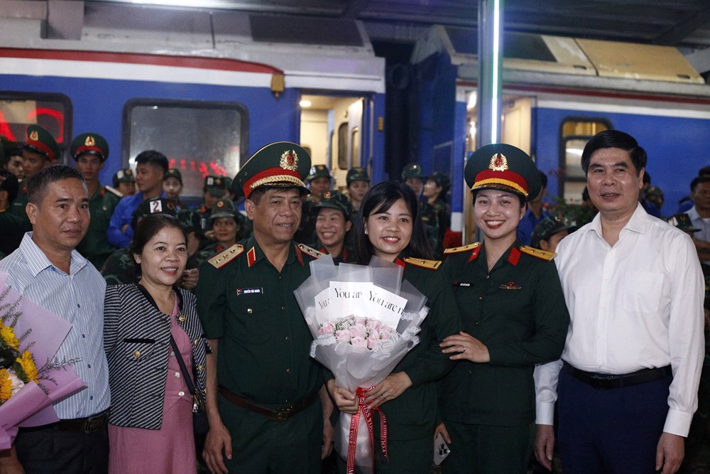 Chào đón nồng hậu đoàn tàu chở lực lượng diễu binh, diễu hành vào TP. Hồ Chí Minh - ảnh 1