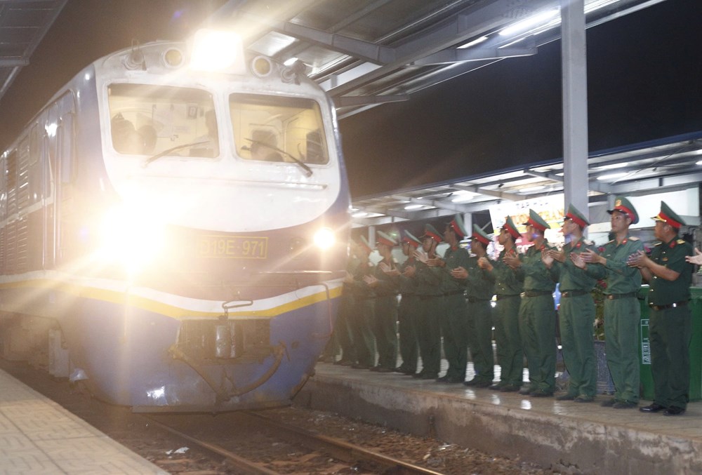 Chào đón nồng hậu đoàn tàu chở lực lượng diễu binh, diễu hành vào TP. Hồ Chí Minh - ảnh 2