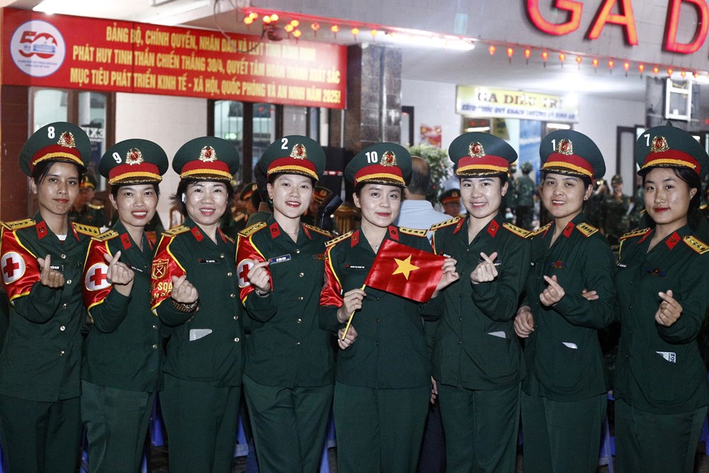 Chào đón nồng hậu đoàn tàu chở lực lượng diễu binh, diễu hành vào TP. Hồ Chí Minh - ảnh 4