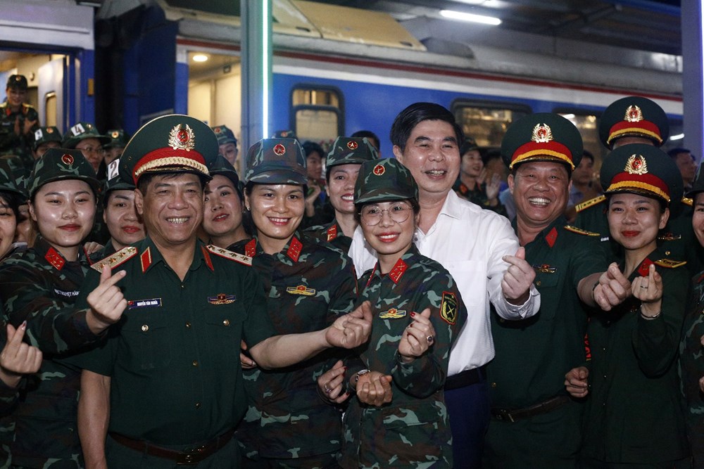 Chào đón nồng hậu đoàn tàu chở lực lượng diễu binh, diễu hành vào TP. Hồ Chí Minh - ảnh 5