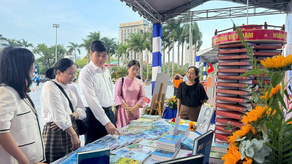 Xây dựng hình ảnh phụ nữ Việt Nam qua hội thi trưng bày sách và dân vũ - ảnh 1