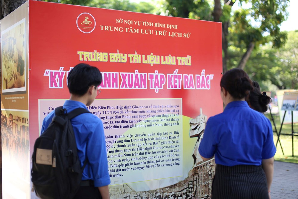 Bình Định trưng bày hơn 1.500 tài liệu lưu trữ về “Ký ức thanh xuân tập kết ra Bắc” - ảnh 1