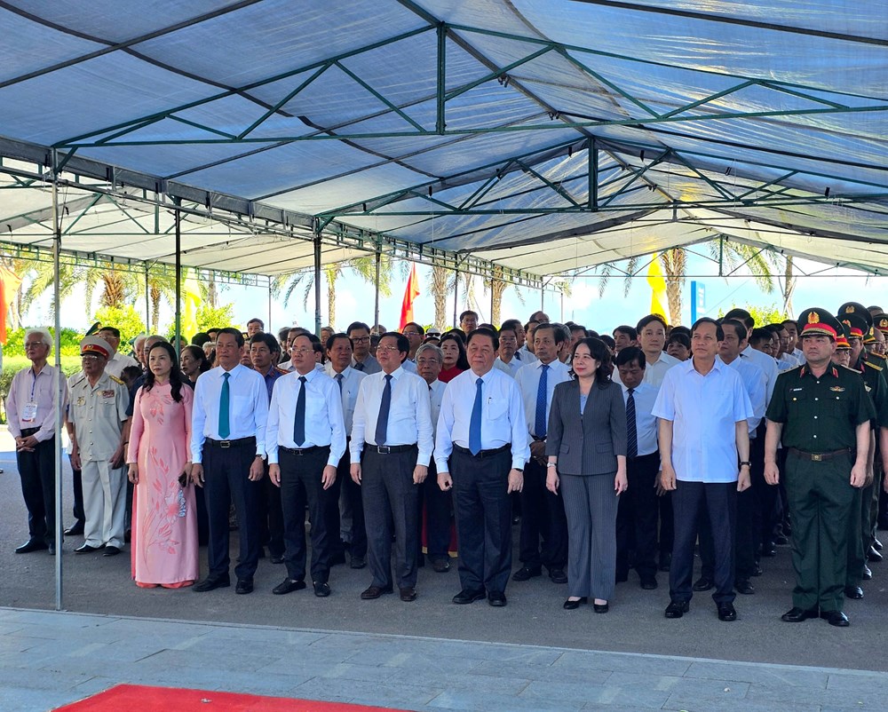 Dâng hoa kỷ niệm 70 năm hoàn thành chuyển quân tập kết ra Bắc - ảnh 1