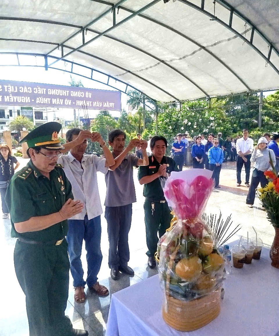 Bình Định truy điệu, an táng 3 hài cốt liệt sĩ hy sinh tại chiến trường Campuchia - ảnh 2
