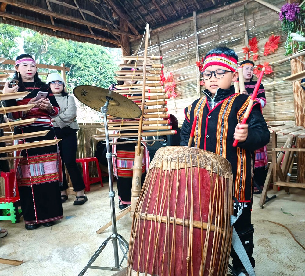 Cựu thanh niên xung phong "truyền lửa" âm nhạc dân tộc - ảnh 2