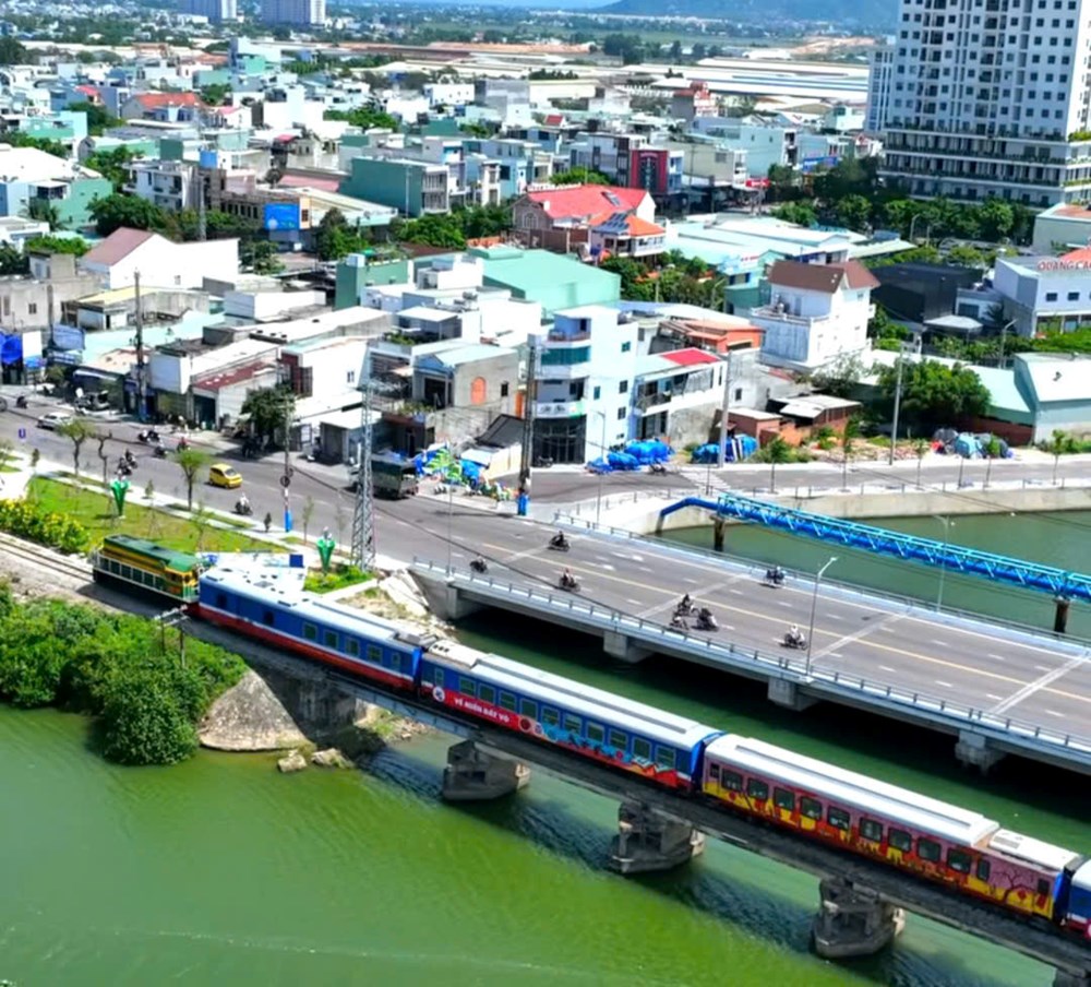 Bình Định ngăn chặn các hành vi ném đất đá lên tàu qua địa bàn tỉnh - ảnh 1