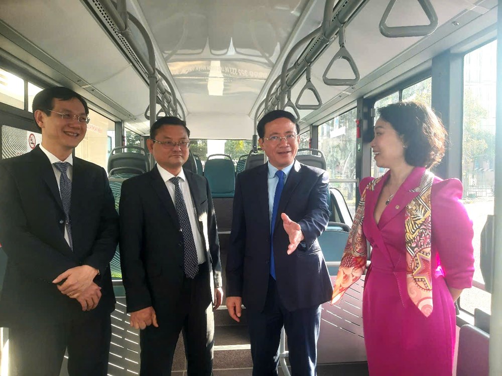 Mở tuyến xe buýt điện đầu tiên nối sân bay Phù Cát với Quy Nhơn - ảnh 1