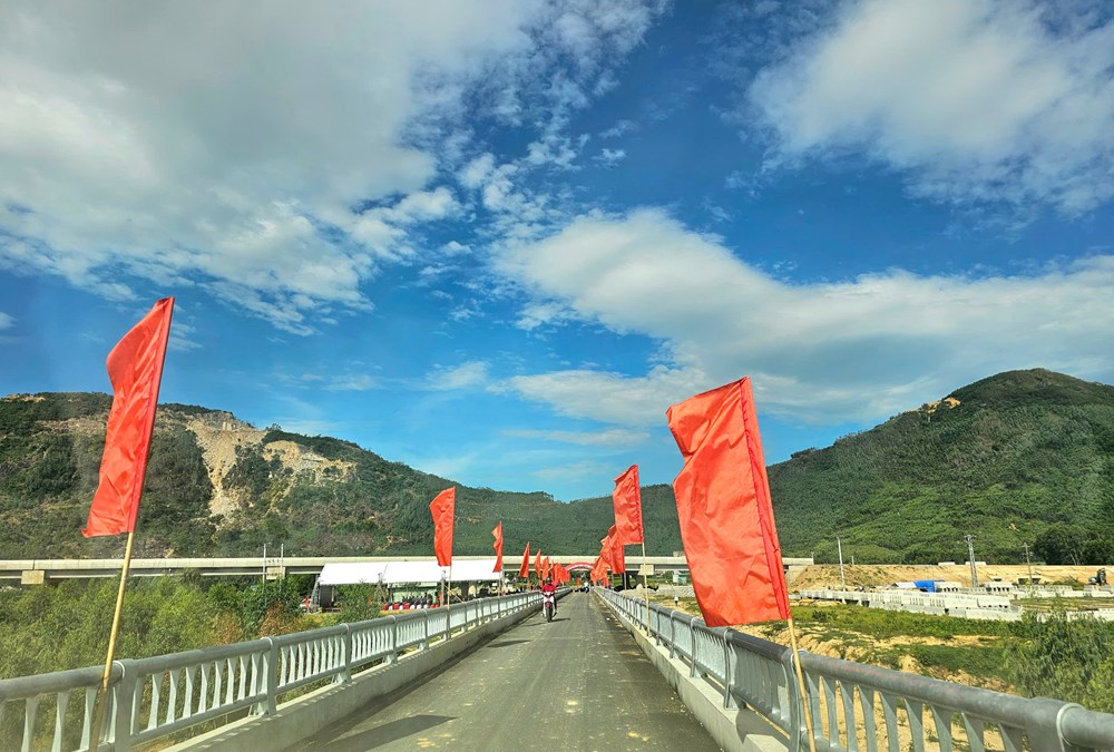 Nối nhịp bờ vui cho hàng trăm hộ dân sống bên sông Hà Thanh - ảnh 3