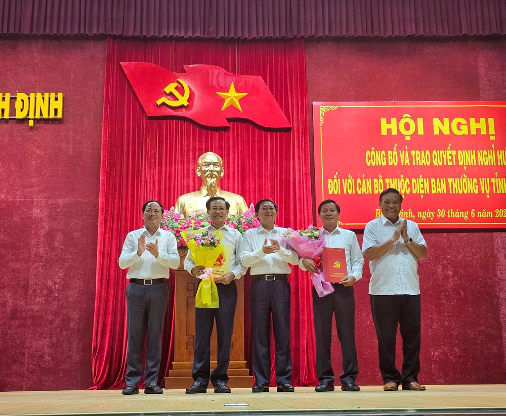 Bình Định trao quyết định nghỉ hưu cho 38 cán bộ - ảnh 2