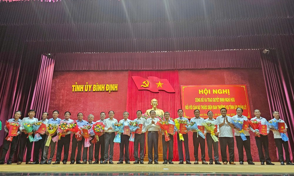 Bình Định trao quyết định nghỉ hưu cho 38 cán bộ - ảnh 3