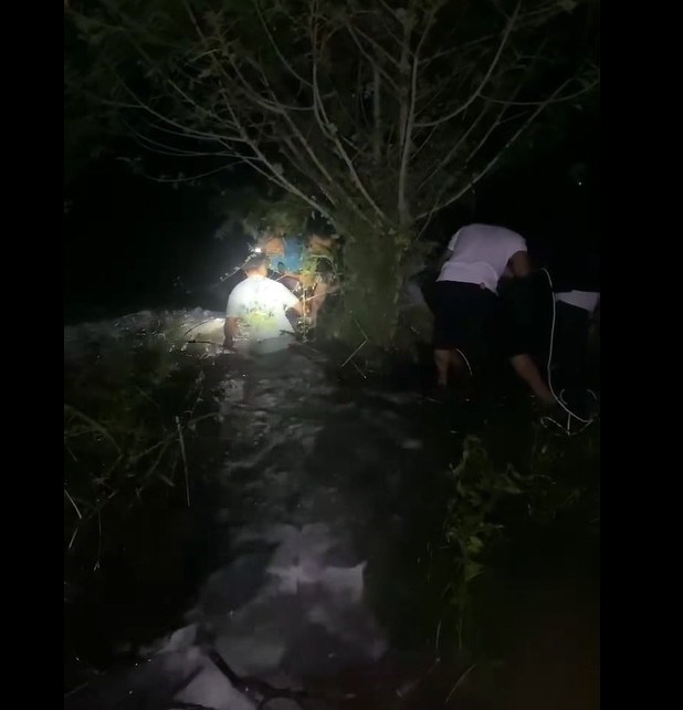 Gia Lai: Tổ trưởng an ninh dũng cảm cứu người trong dòng nước lũ chảy xiết - ảnh 1