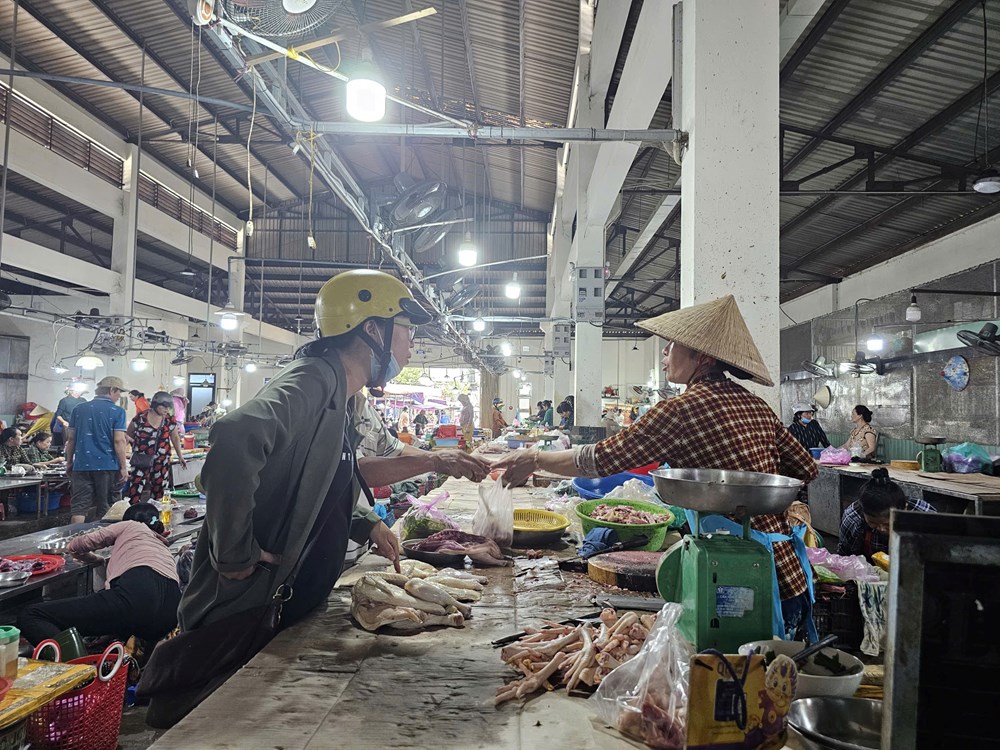 Gia Lai: Người dân vùng biển tích trữ thực phẩm để ứng phó với bão số 13 - ảnh 3