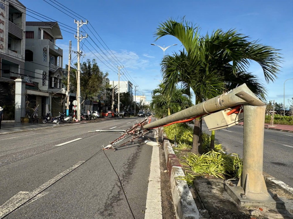 Bão số 13 gây chết 1 người, 43 ngôi nhà sập, 2.282 ngôi nhà tốc mái - ảnh 4