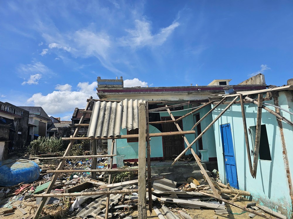 Làng chài biển Gia Lai tan hoang sau bão số 13 - ảnh 1