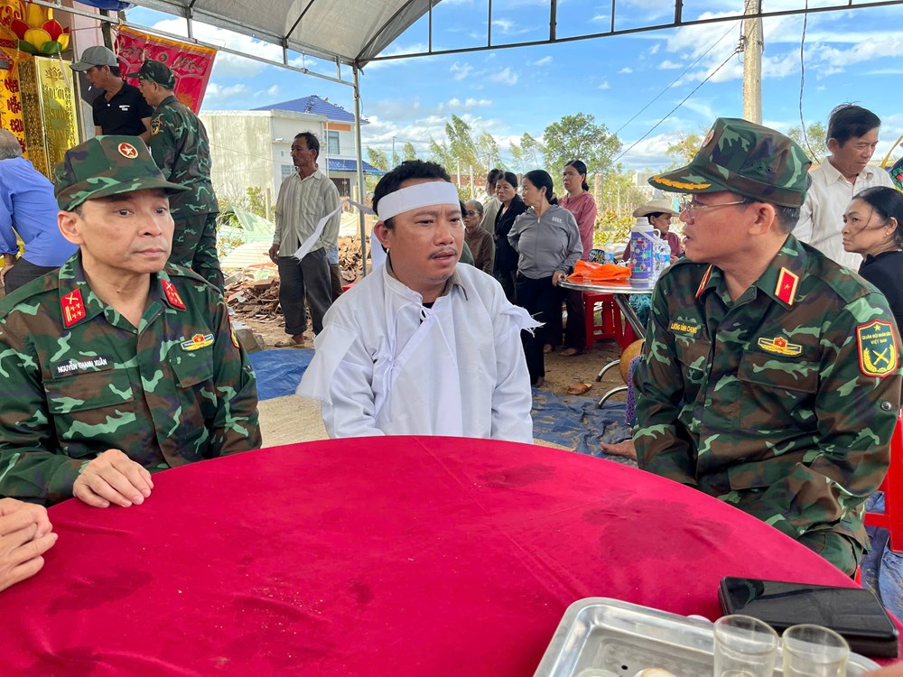 Quân khu 5 thăm, động viên các lực lượng giúp dân sau bão - ảnh 3