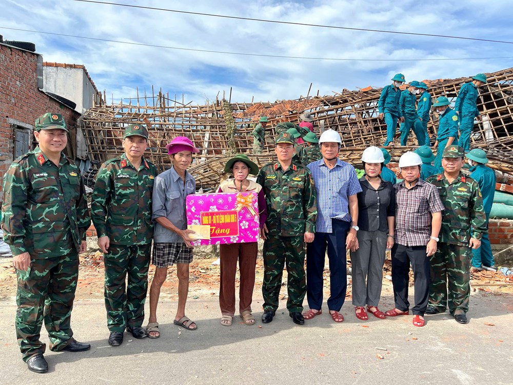 Quân khu 5 thăm, động viên các lực lượng giúp dân sau bão - ảnh 1