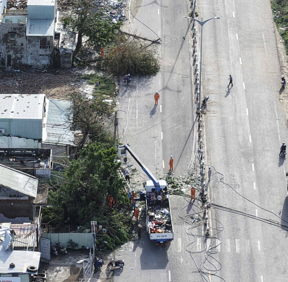 Gia Lai làm việc 2 ngày cuối tuần để khắc phục hậu quả do bão số 13 gây ra - ảnh 3