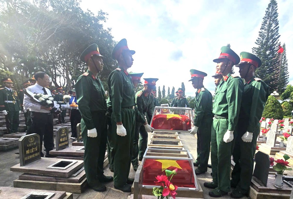 Gia Lai truy điệu, an táng 18 liệt sĩ  - ảnh 1