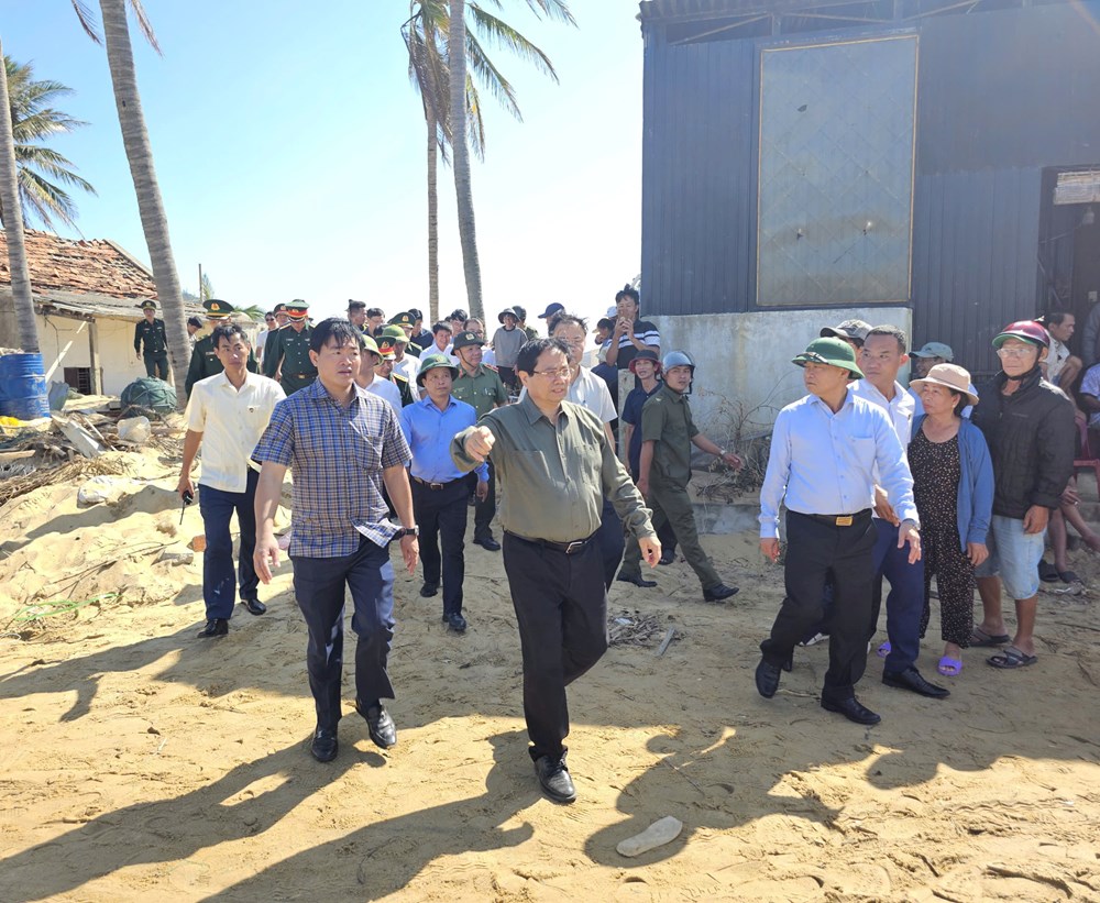 Thủ tướng Phạm Minh Chính kiểm tra công tác khắc phục hậu quả bão số 13 tại tỉnh Gia Lai - ảnh 4