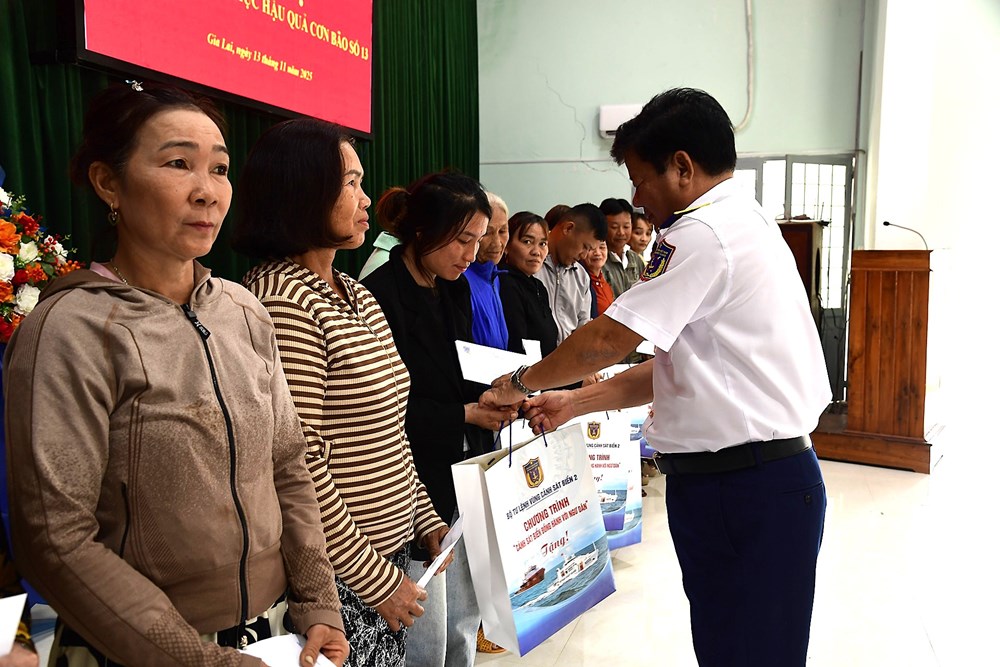 Bộ Tư lệnh Vùng Cảnh sát biển 2 trao quà cho người dân Gia Lai thiệt hại bão số 13 - ảnh 1