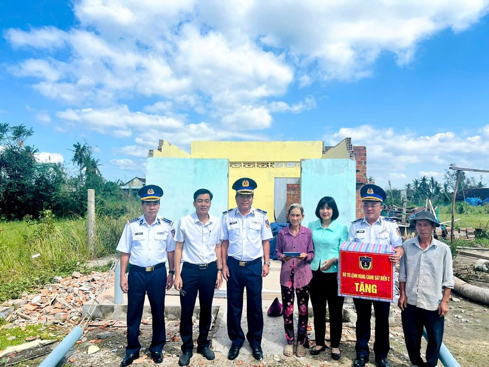 Bộ Tư lệnh Vùng Cảnh sát biển 2 trao quà cho người dân Gia Lai thiệt hại bão số 13 - ảnh 3