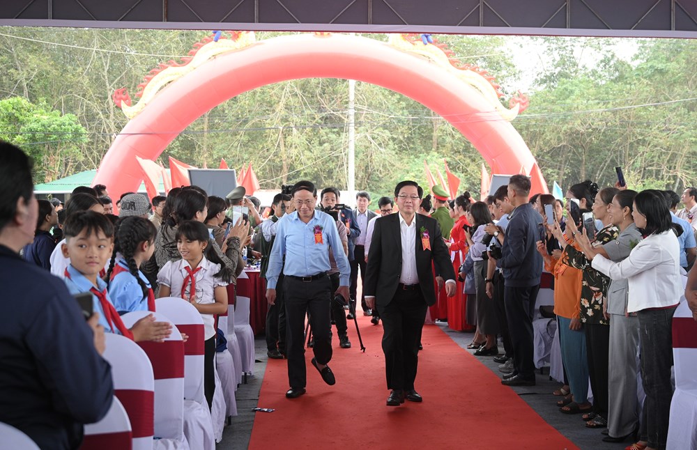 Phó Thủ tướng Hồ Quốc Dũng: Xây dựng trường học biên giới là điểm tựa tinh thần, biểu tượng văn hóa - ảnh 3